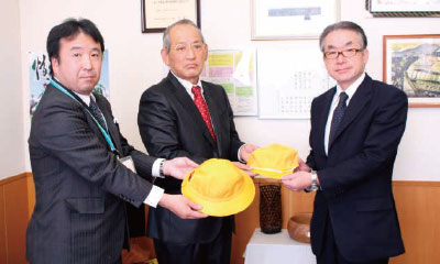 境町へ交通安全帽子寄贈