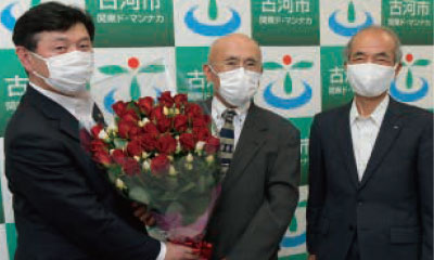 バラ販売の御礼に花束を贈呈