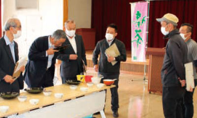 新茶を審査する部会員・役職員