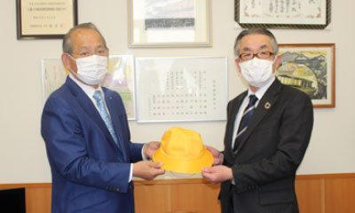 境町へ交通安全帽子寄贈