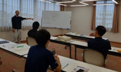 視察内容を基に内部研修会を行う経済渉外職員