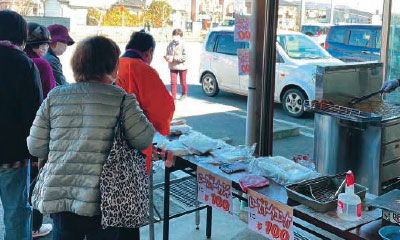 メンチカツ販売の列に並ぶ来場者