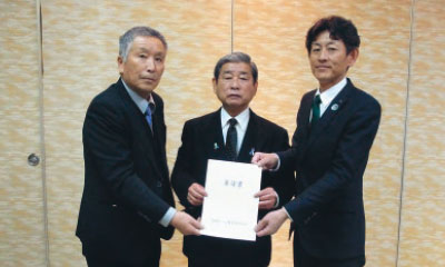 左から石塚組合長・森田県議・小森谷監事