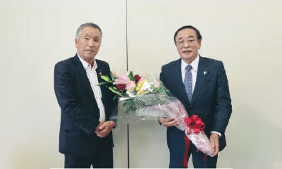 石塚組合長より染谷前五霞町長へ花束贈呈